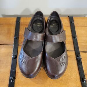 Dansko Annie Nubuck Brown Mary Jane brown leaf  size 38 / 7.5